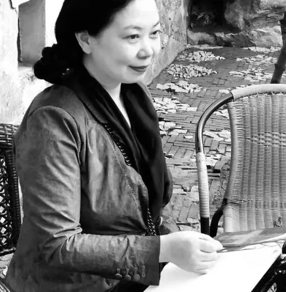 中国工笔画学会人物画艺委会主任,中国女画家协会常务理事