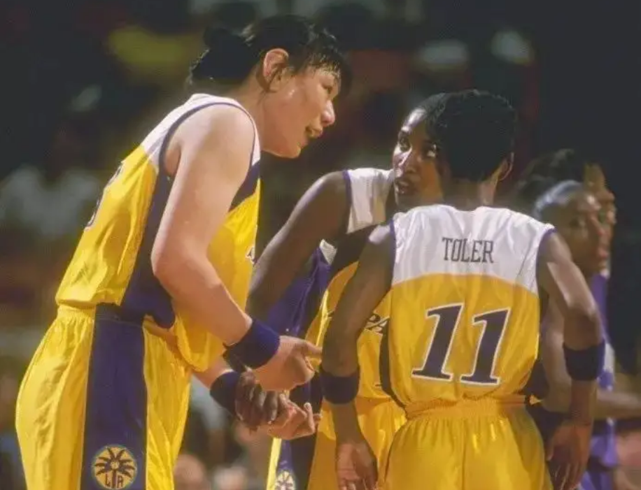 回顾郑海霞在鲁豫节目公开征婚,2010年嫁给粉丝,连办4场婚礼