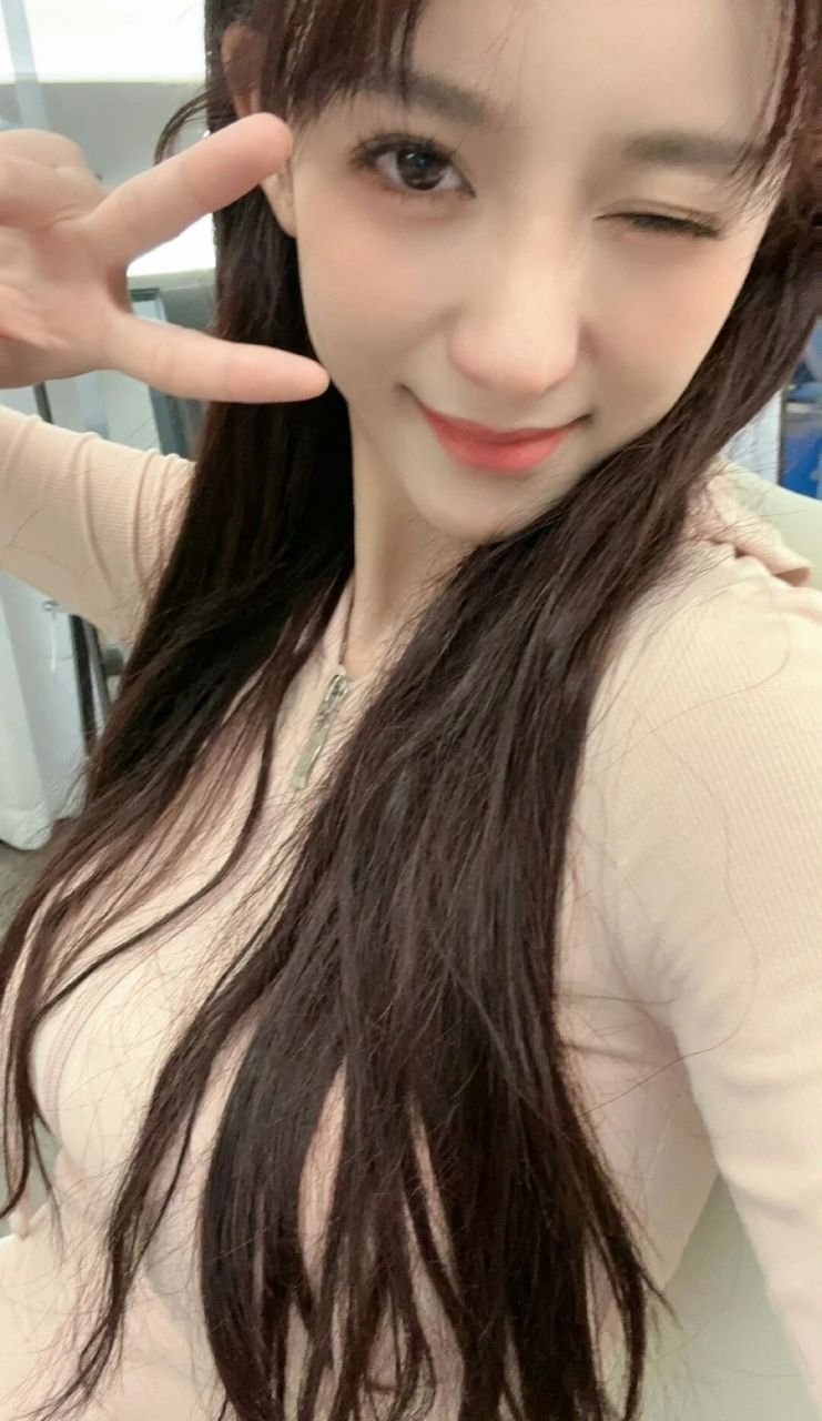 南波儿是斗鱼平台知名女主播,因结婚生子暂别直播界后离婚重返.