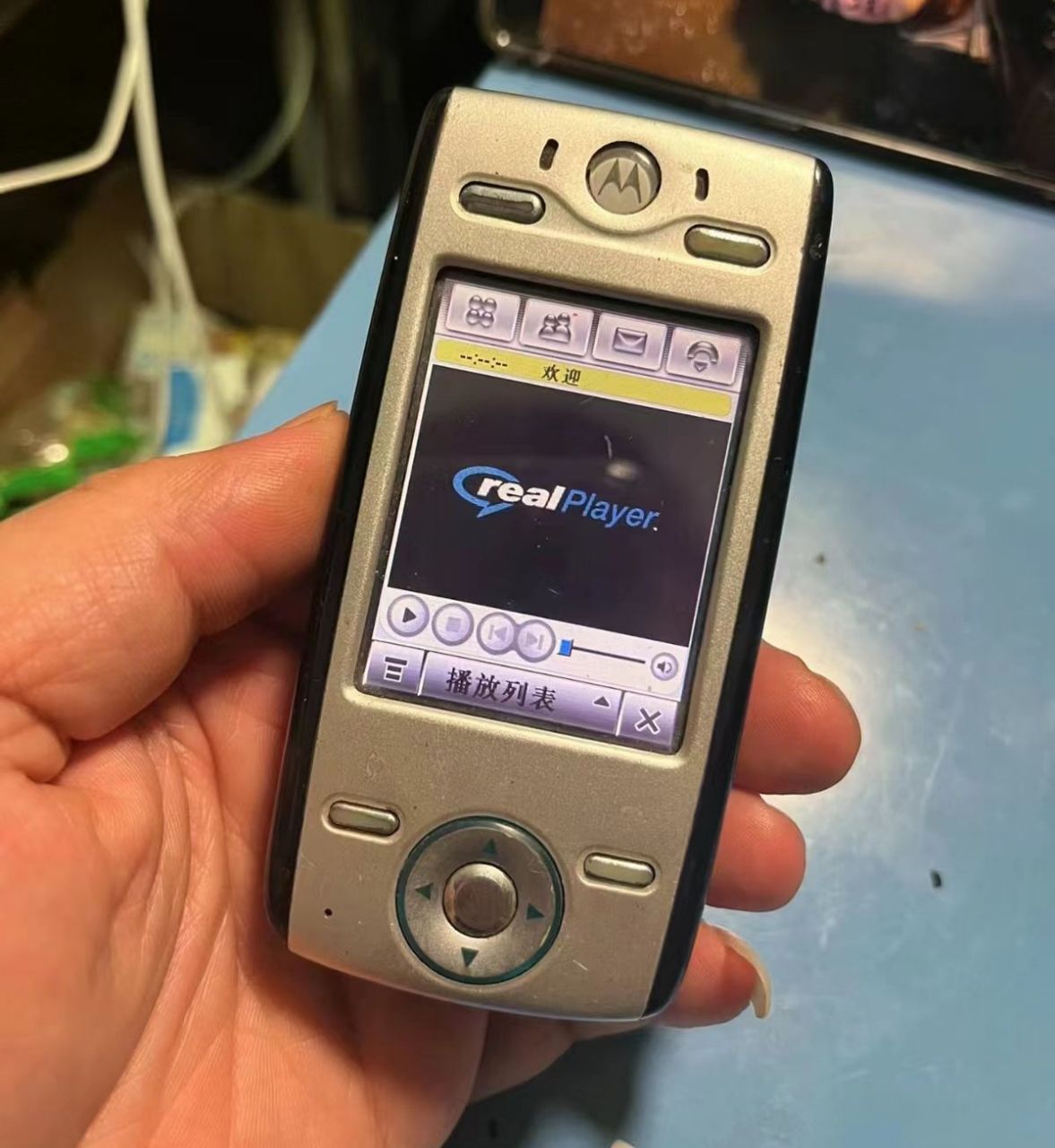 摩托罗拉e680是2004年推出的大屏智能机,拥有2.