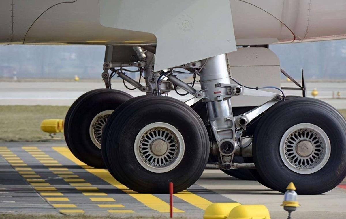 2004年,湖南男孩抓着客机起落架从昆明飞到重庆,如今怎么样了?