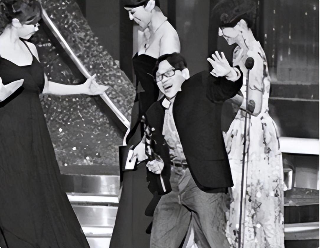 回顾罗宾79岁再拿金像奖身高不足一米五成香港影坛大佬