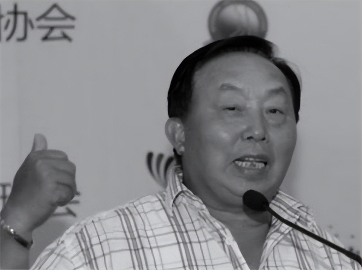 何其宗47岁升任中将,56岁提前退役,声称妻子有军功章一半功劳