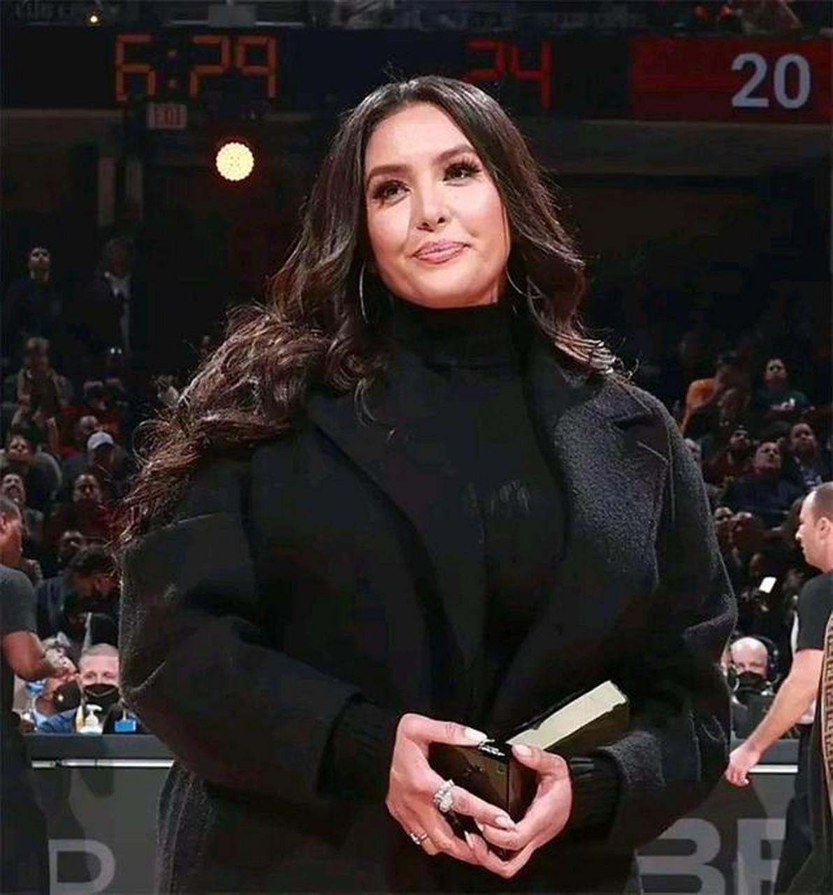 科比遗孀瓦妮莎在结婚23周年纪念日晒出与科比的结婚照,表达思念之情.