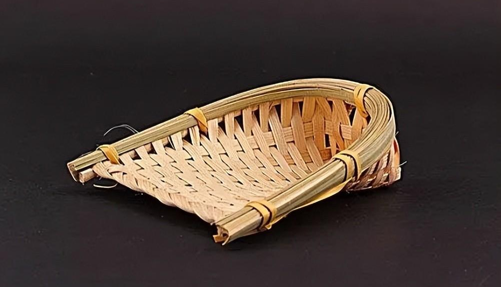 与"斗"相反的"簸箕"纹,三就是藤条或者竹篾编成的用以扬米去糠的器具