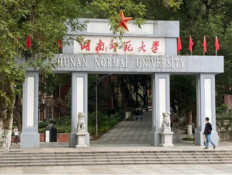 如果说邓雪凤的童年和少年时期,充满了苦难和劳累,那么后来的高考成绩