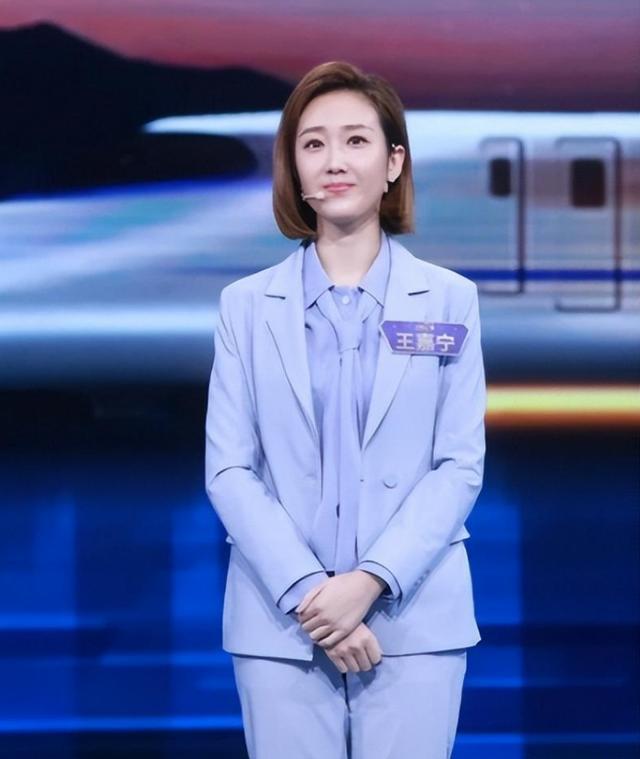 主持人王嘉宁:26岁进央视,29岁嫁人,如今30岁事业爱情双丰收