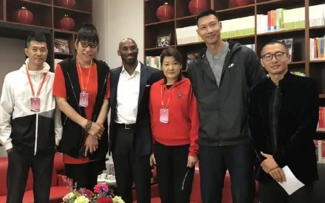 回顾郑海霞在鲁豫节目公开征婚,2010年嫁给粉丝,连办4场婚礼