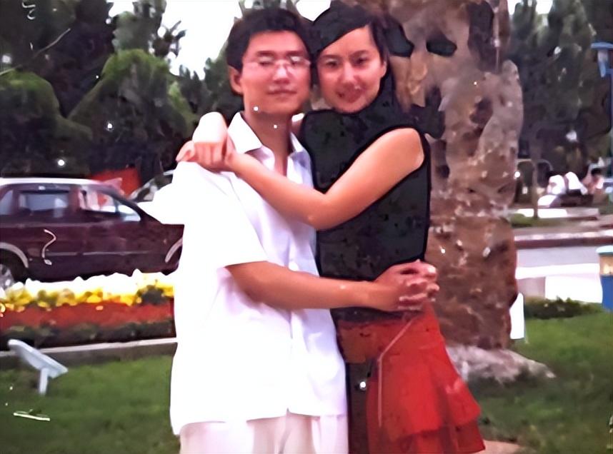 越突然感到一阵眩晕,想到自己好像停经了一段时间,在和丈夫王亮说了