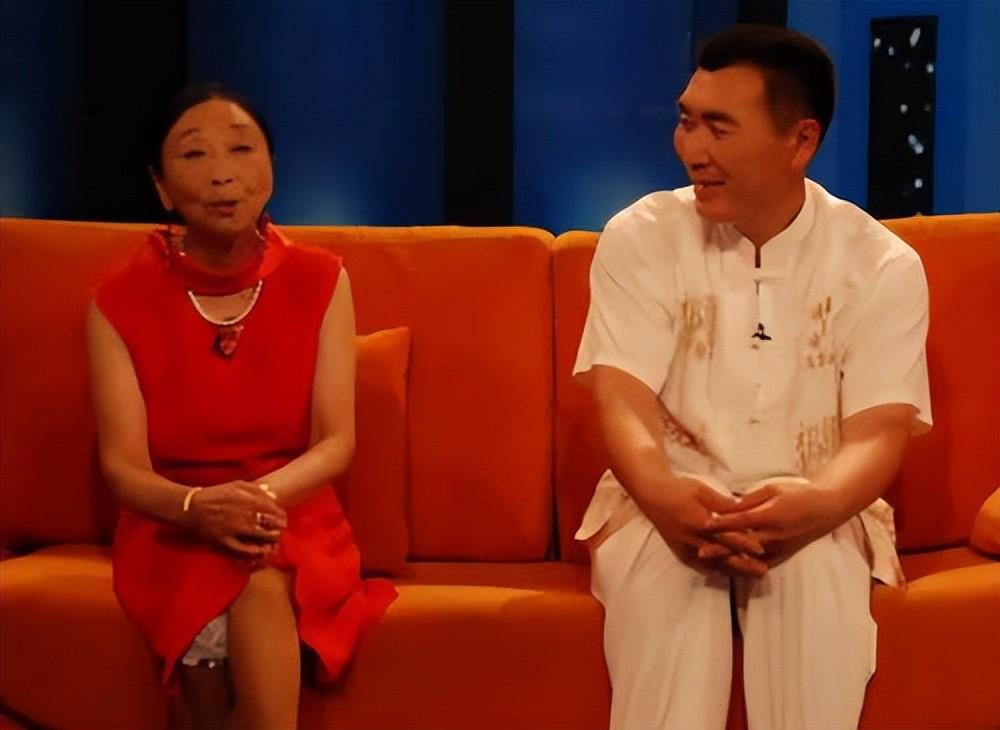 1996年,27岁小伙和父母断绝关系娶59岁老太,现在过得咋样了?