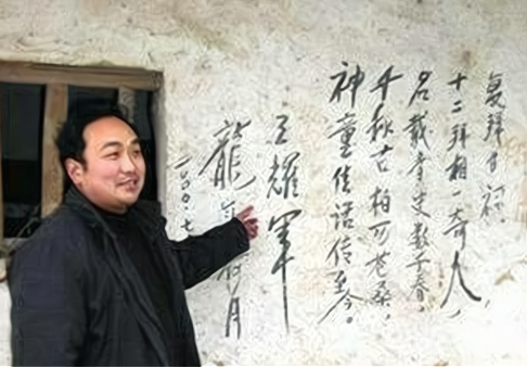 "   "谁人不知谁人不晓杞县王耀军,那可是墙上名人