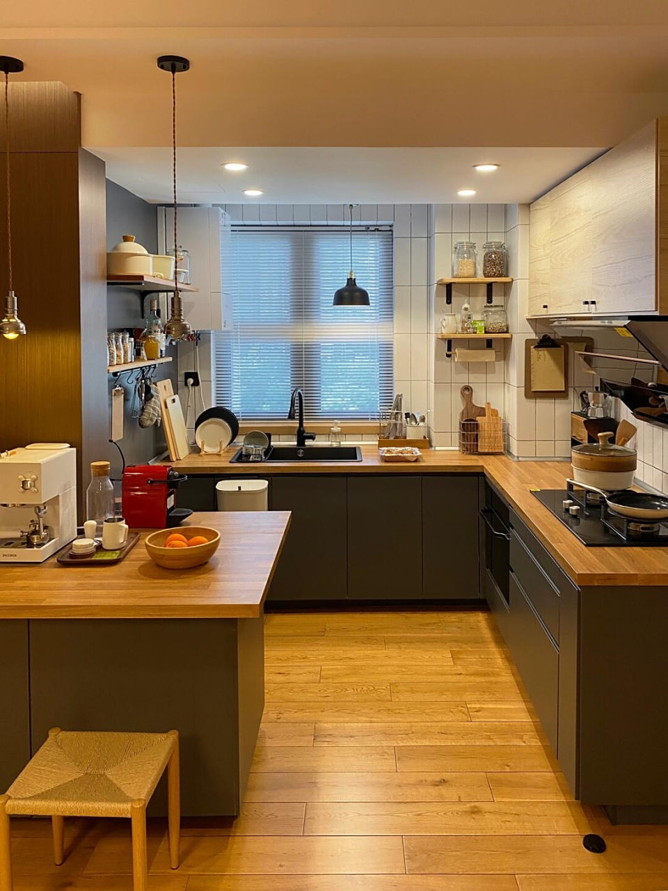 餐厅摆上一米圆桌 餐厨一体的空间 又温馨又显大 好看的厨房 做饭都有