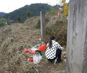 2006年,广西一女子给丈夫上坟烧纸钱的时候,竟然听到坟里丈夫的呼喊