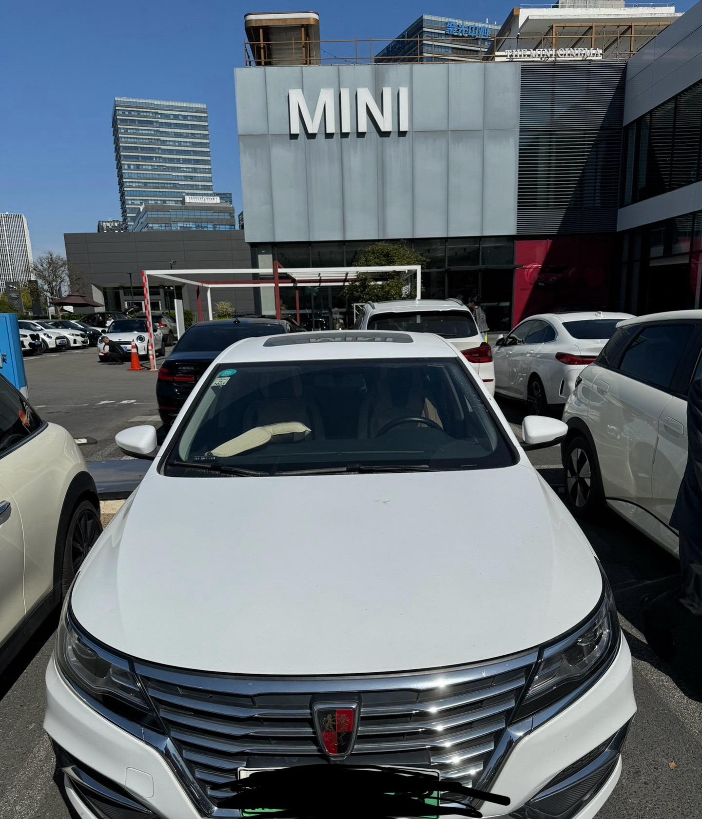 朋友喜提新车,四年间从荣威升级到价值五十余万的宝马530,经济能力大