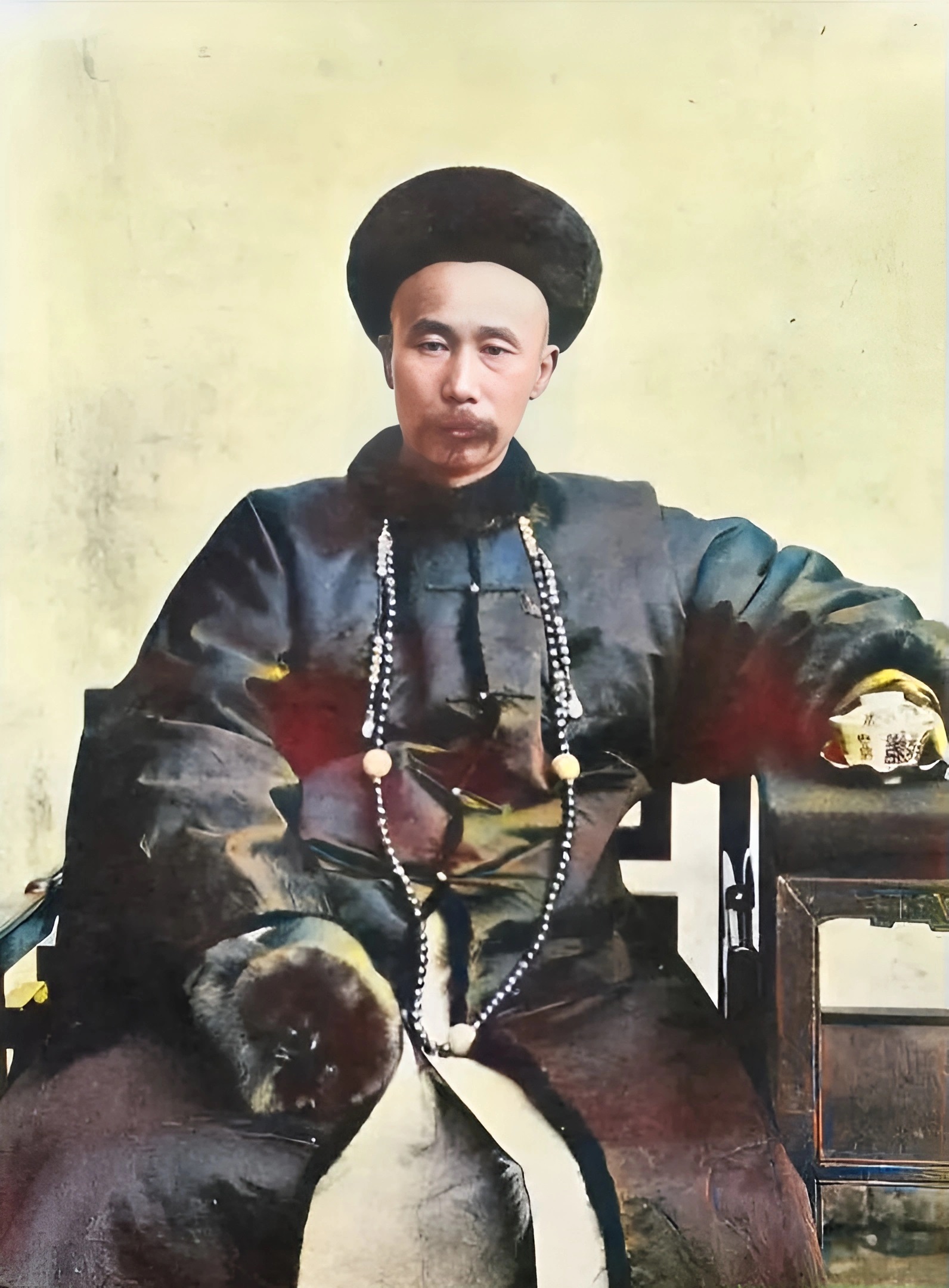 48岁的李鸿章头戴暖帽身穿常服胸挂朝珠脚蹬官靴在保定直隶总督府