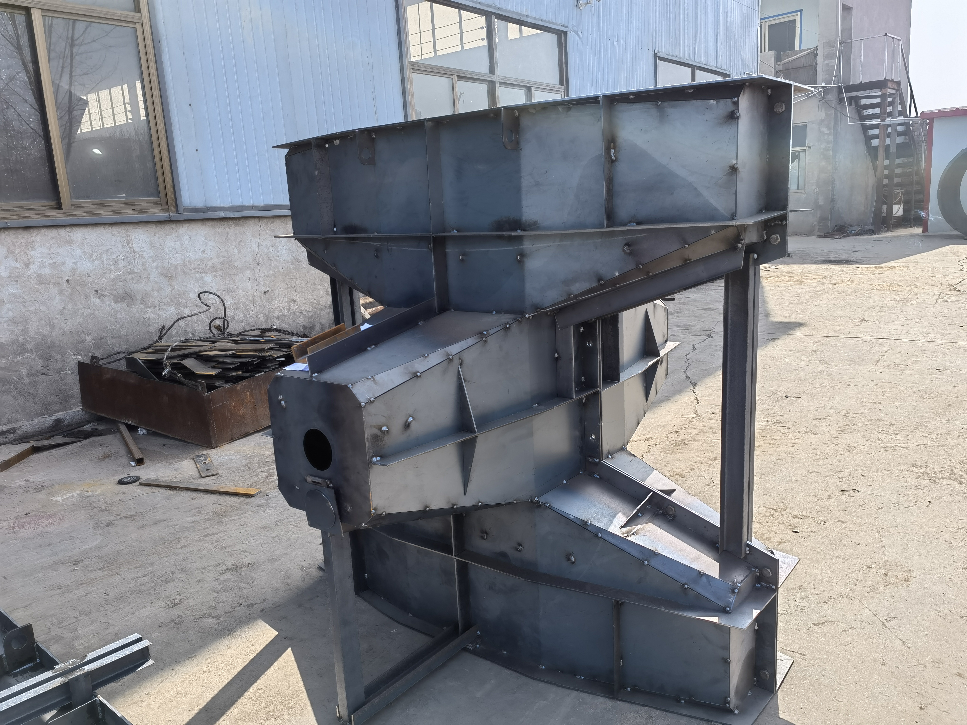 扭王字块模具是一种专门用于生产扭王字形状混凝土块的模具.