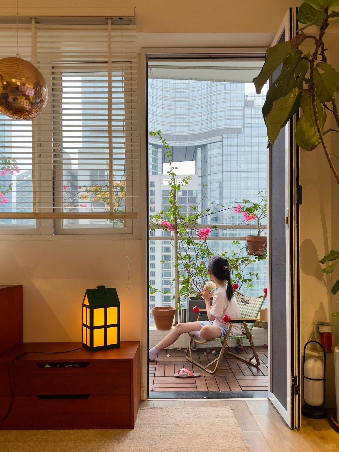 图片阳台上的女人屋里住着一位好姑娘一个女人在家阳台的真实照片