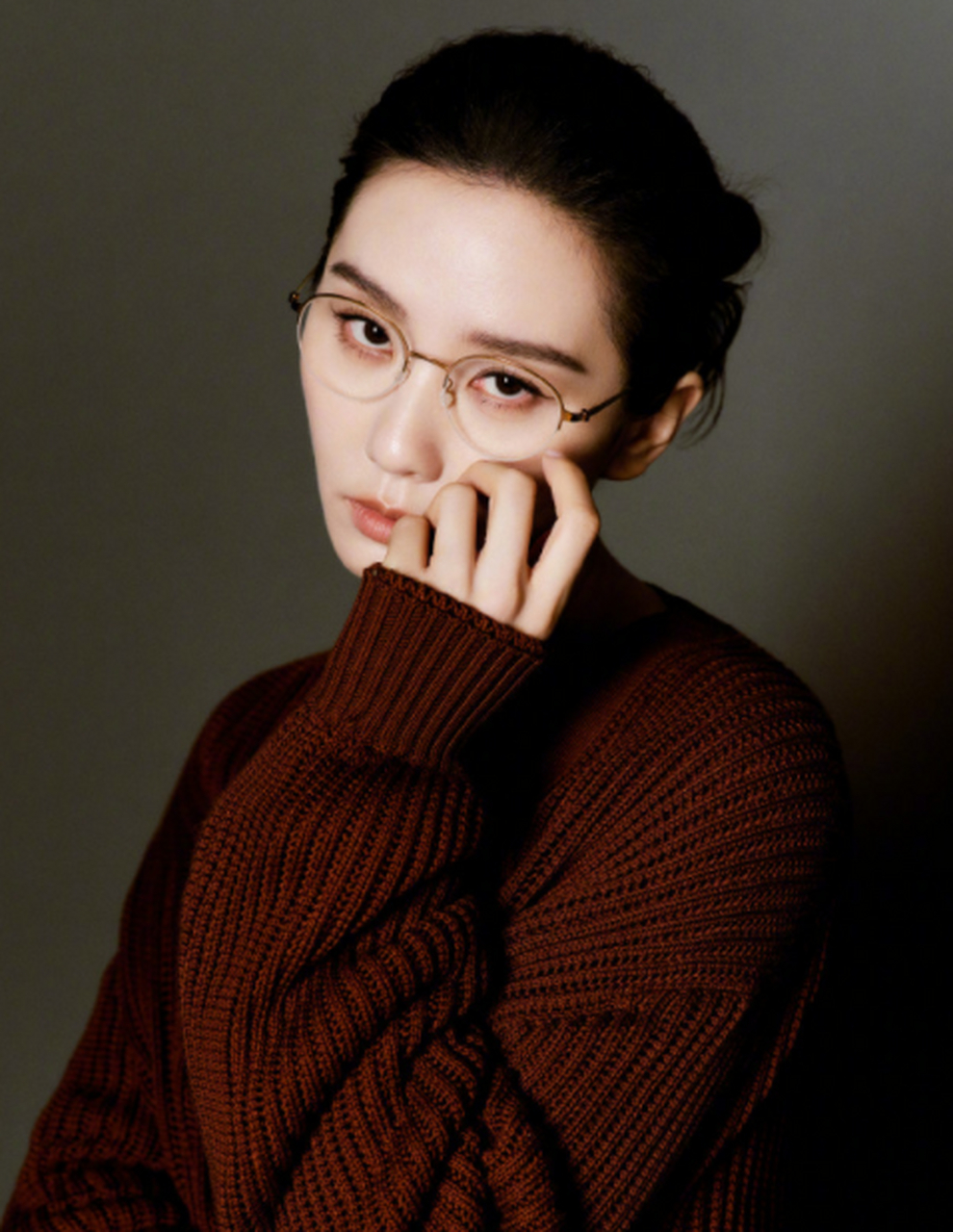 刘诗诗的杂志新封,戴眼镜的她,感觉是不是很不一样?