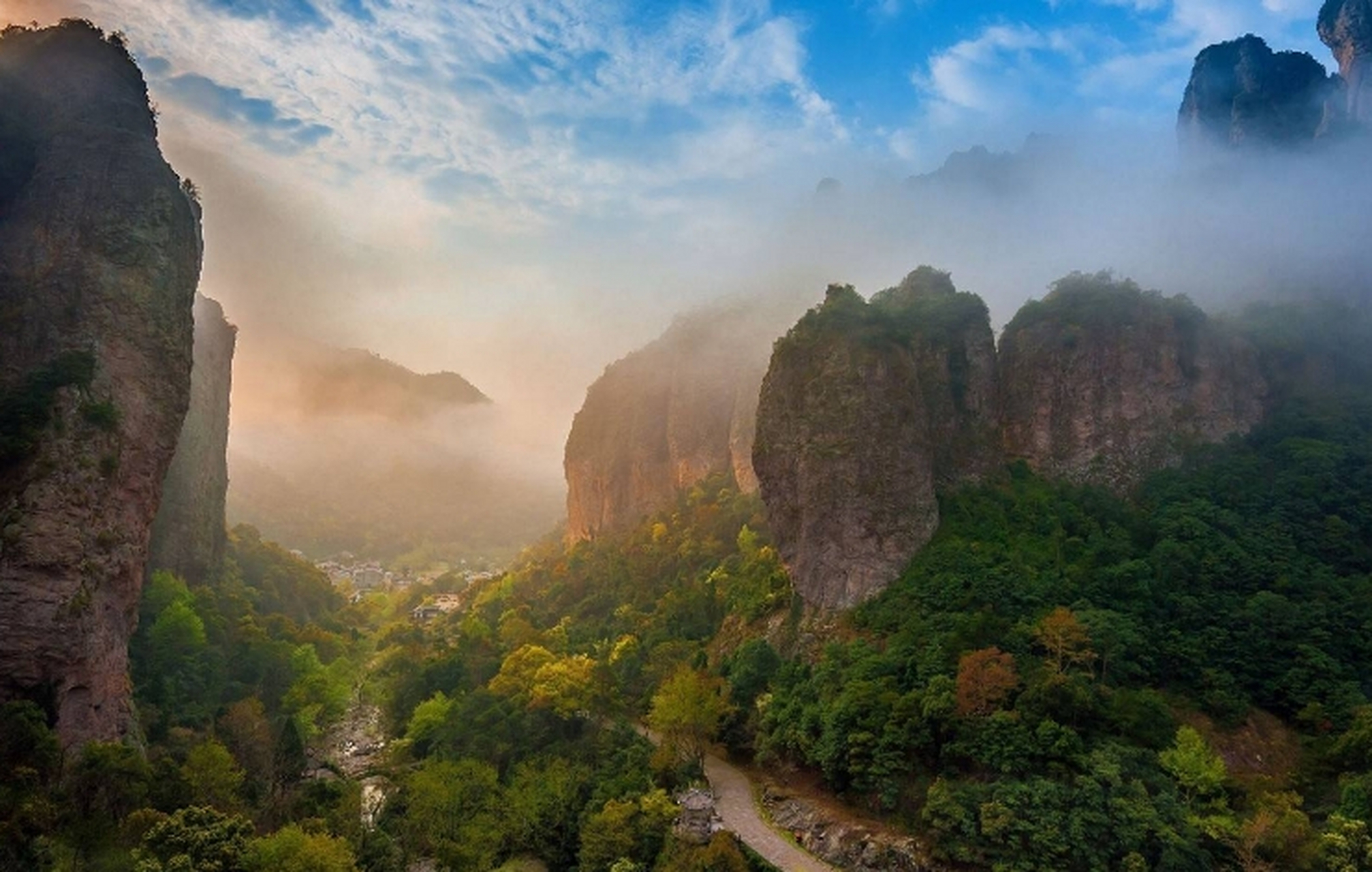 浙江省十大名山 1,雁荡山——温州市 2,神仙居——台州市 3,江郎山