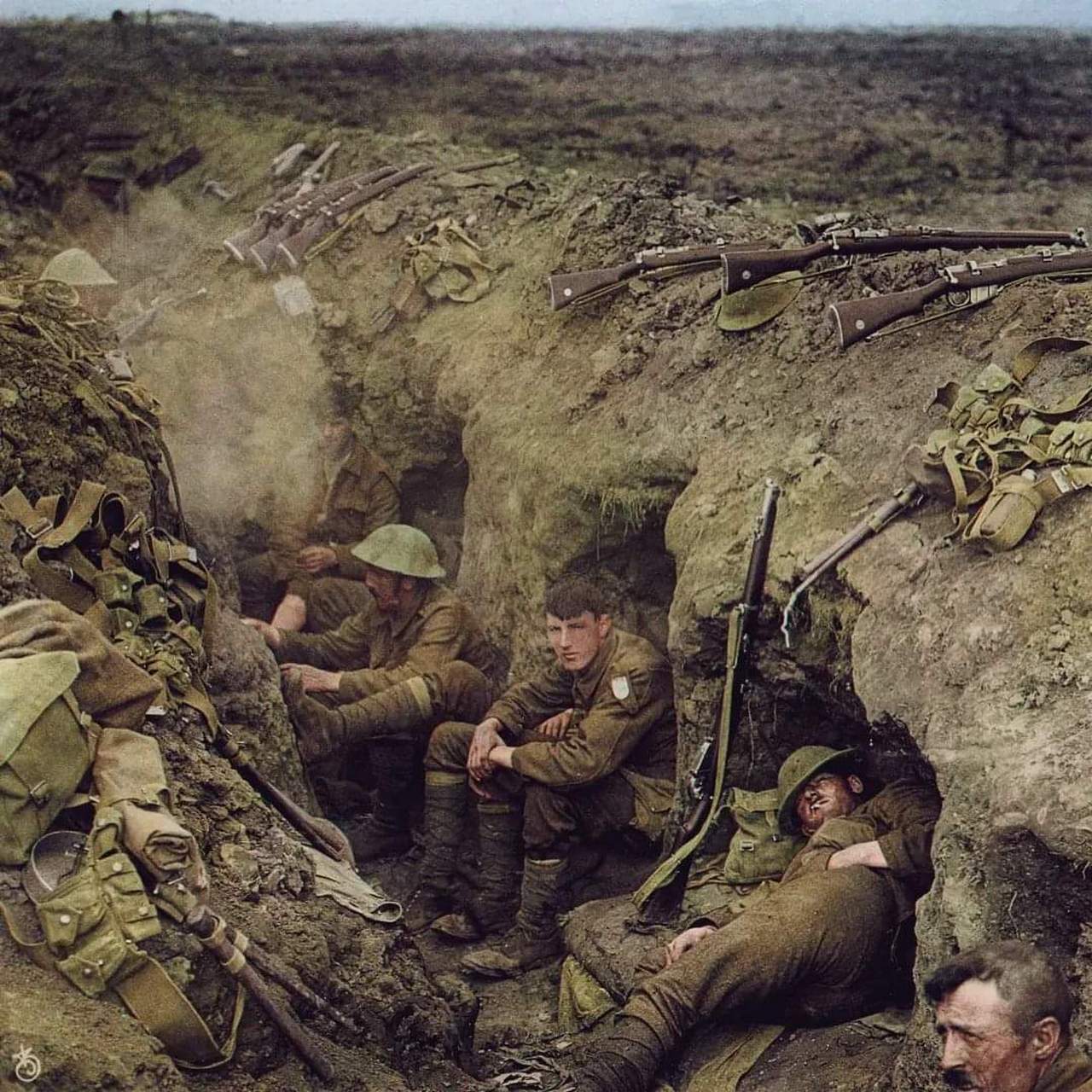 1916年9月6日,在索姆河战役期间,英国第四军士兵在法国吉勒蒙特的一个