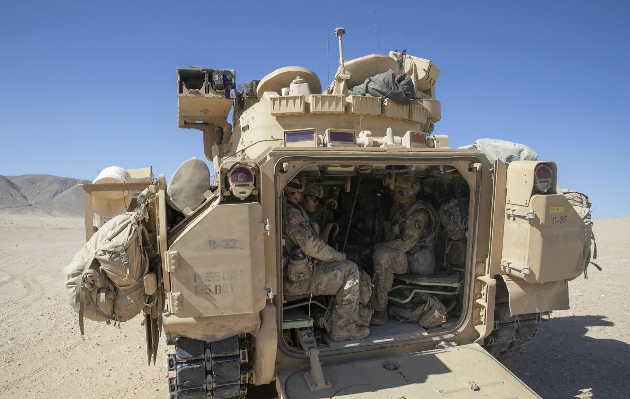 俄罗斯bmp步兵战车和美国m2布雷德利步兵战车乘坐空间比较.