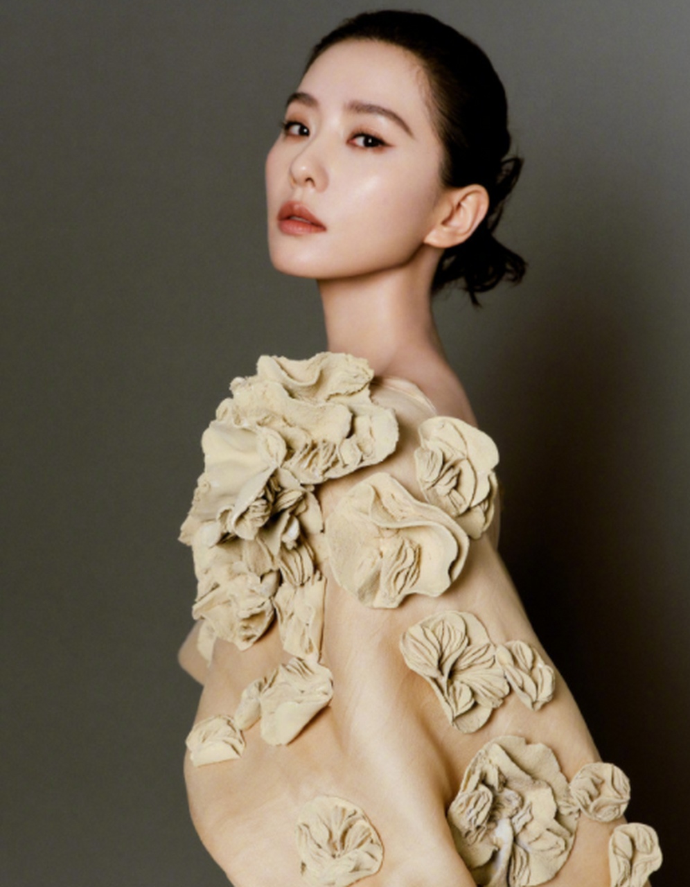 刘诗诗的杂志新封,戴眼镜的她,感觉是不是很不一样?