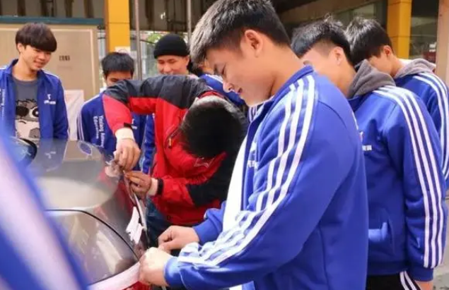 一位初中家长表示:宁愿让孩子在家里蹲,也不想让孩子去念技校