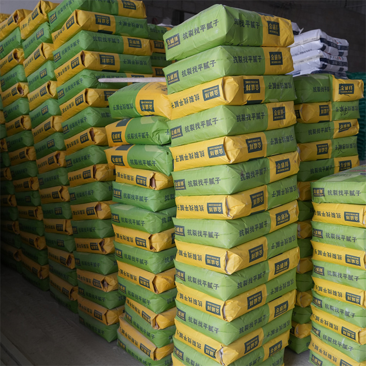 祁阳水性钢化腻子粉批发成品腻子是根据合理地材料配比,机械化方式