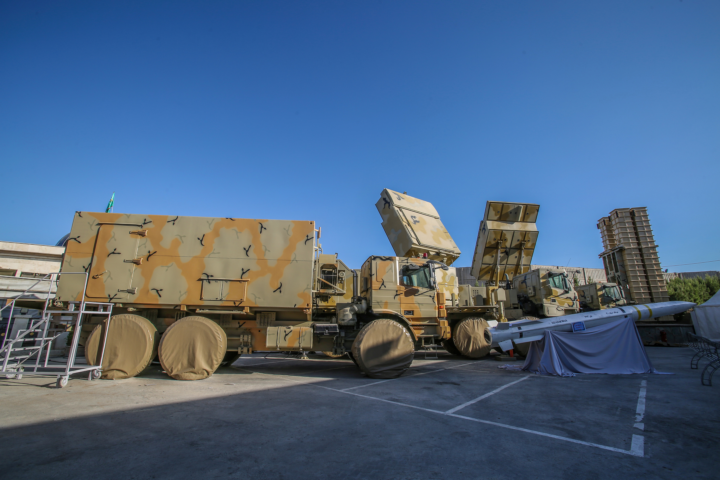 突遭打击 伊朗防空部队刚打开发射制导:数十枚导弹就从天而降