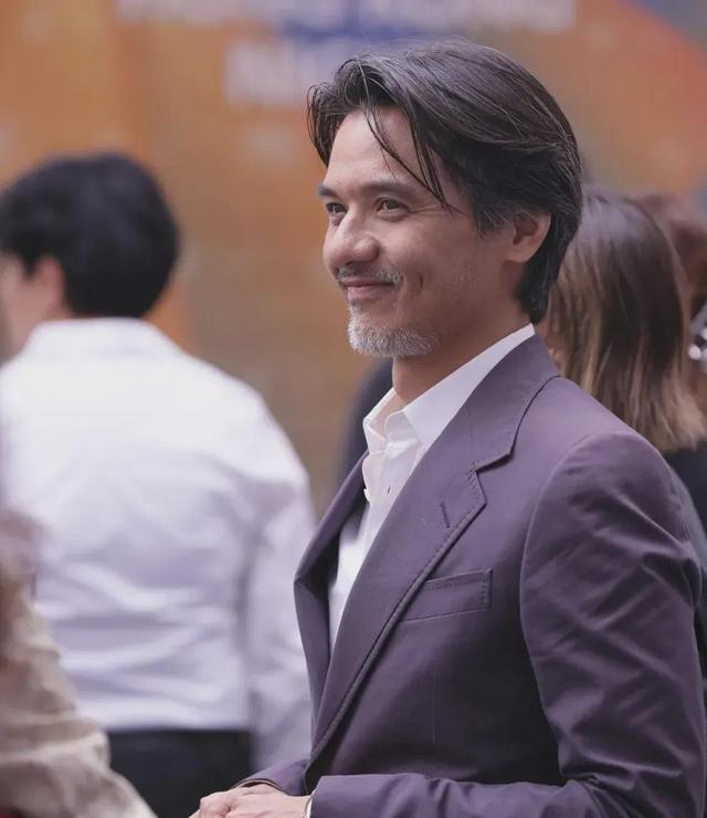 舒淇生日,老公冯德伦晒丑照,真是你在闹我在笑!