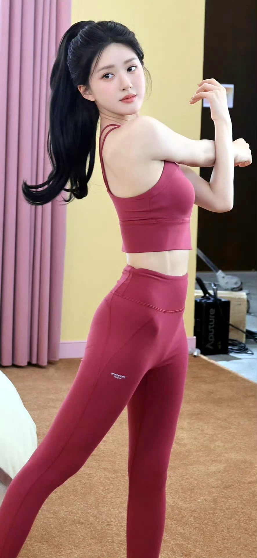 赵露思就是吃了脸圆的亏,明明已经瘦出了马甲线,看着还是胖乎乎