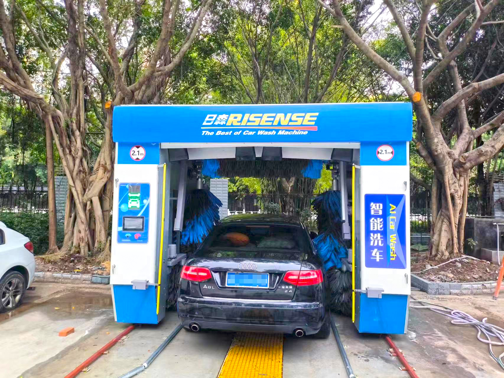 单位应该如何选择适合自己的全自动洗车机?