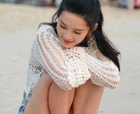 李沁的身材有多撩?看她蹲在沙滩上的样子,网友太美_演技_观众