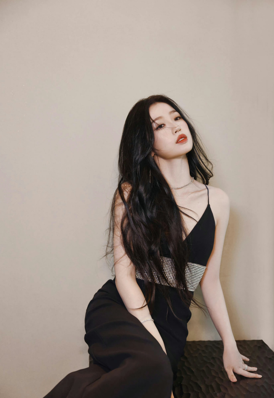 虞书欣,黑色深v吊带裙,性感迷人