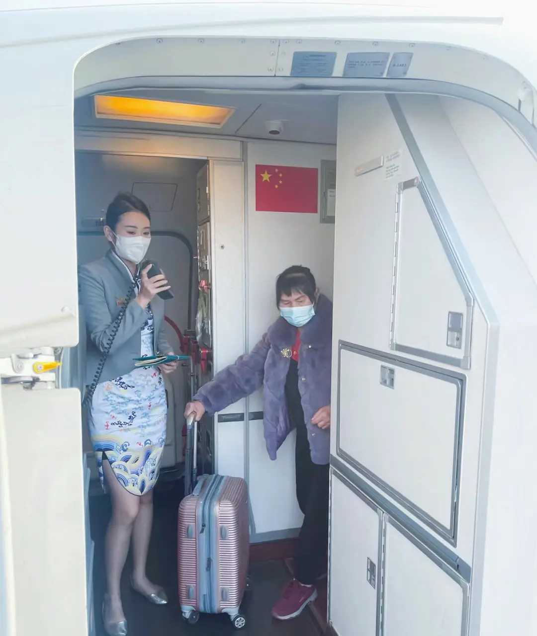 今日热点你咋看# 海航空姐的这个制服还挺好看的