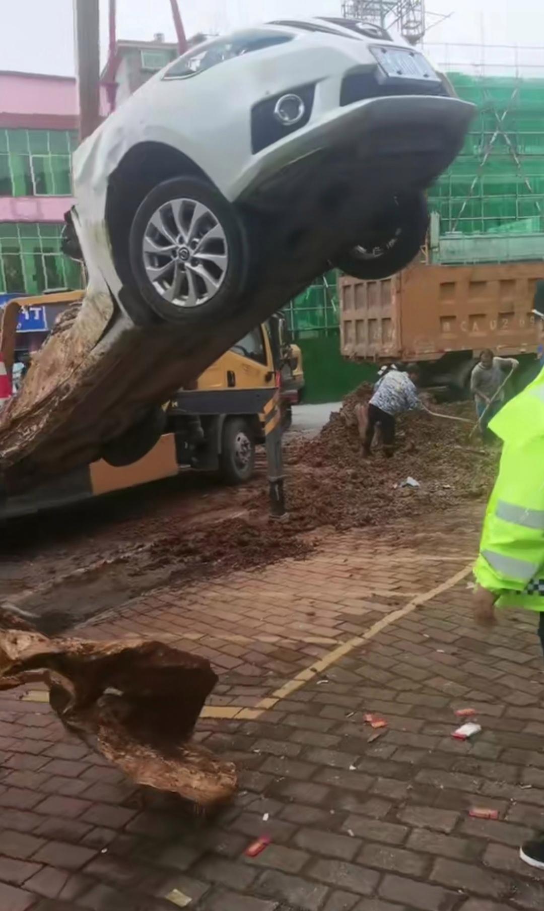 一辆渣土车侧翻,把旁边的小车都压扁了,听旁边人说里边人都去吃饭了
