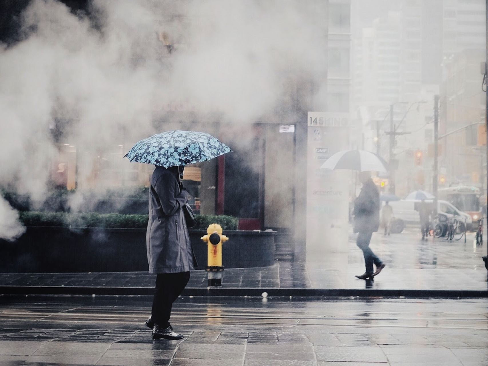 下雨寒冷的图片唯美图片