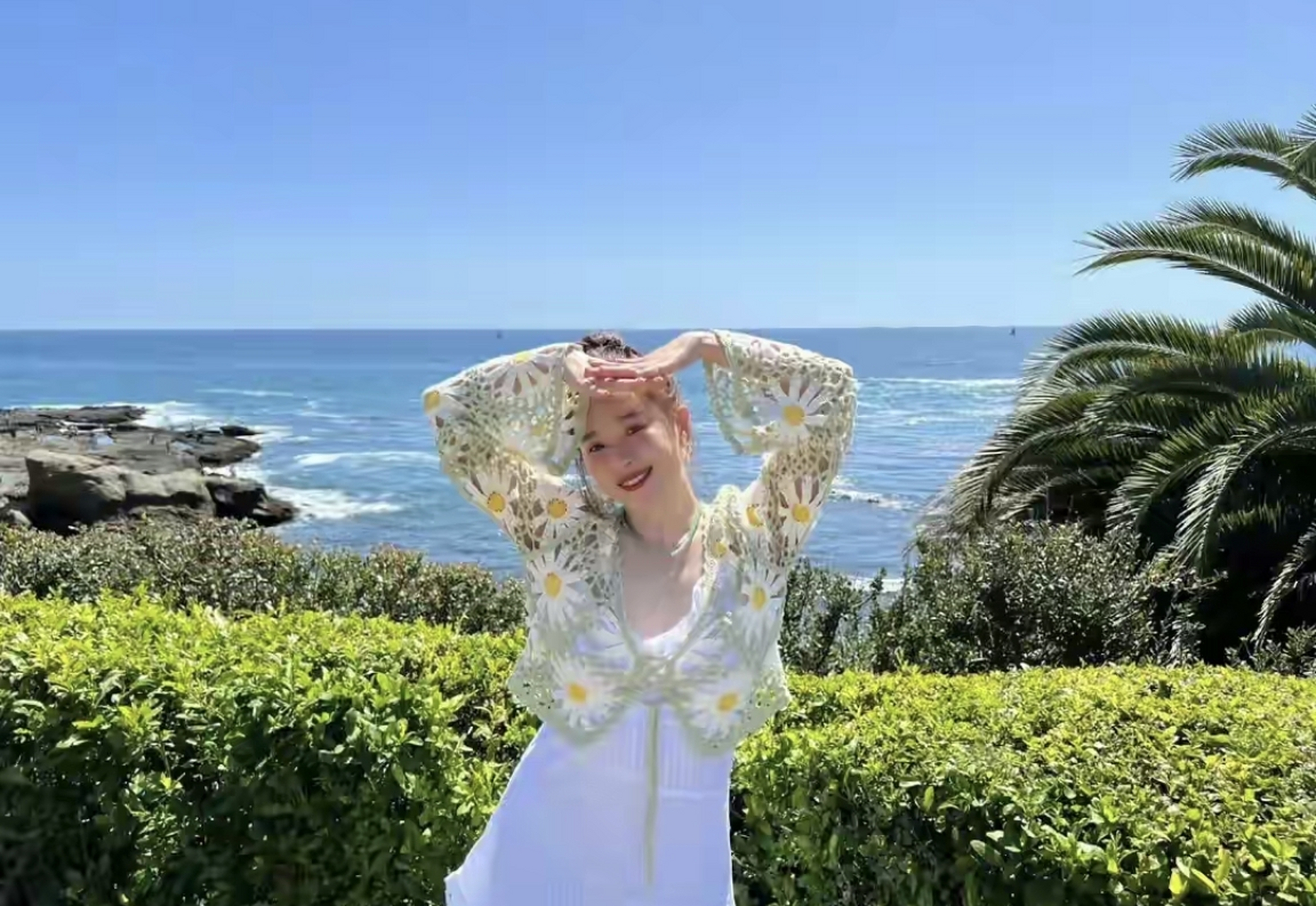 阚清子迎来36岁生日,白色吊带配绿色镂空衫,海边大片,优雅又甜美!