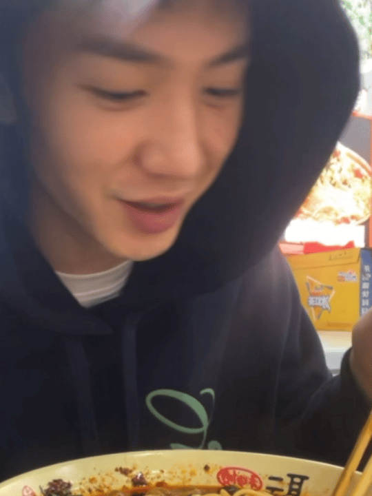 演员陈哲远直播素颜吃面,吃着重庆豌杂面和肥肠面看起来太香了!