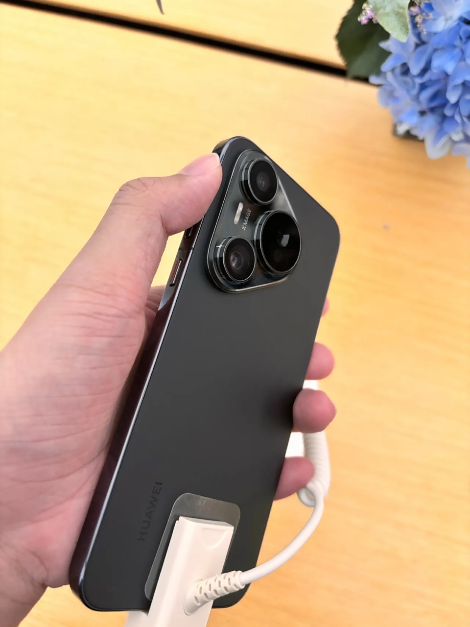 伸缩摄像头的设计真牛,1英寸的底但是看着没那么凸,喜欢"机械"感的人