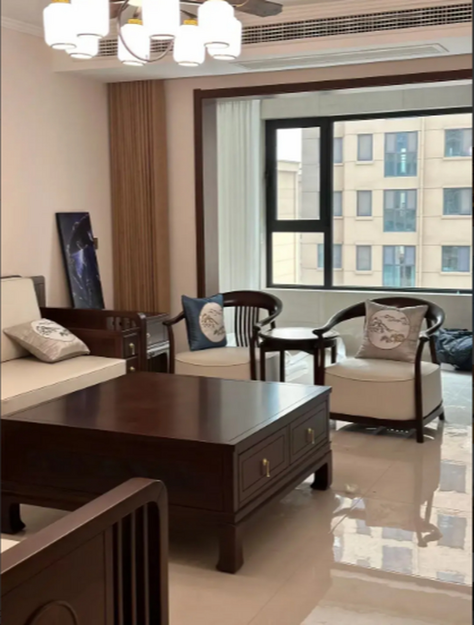 但加工易爆裂,成品家具受温湿度影响明显,需高工艺和保养.