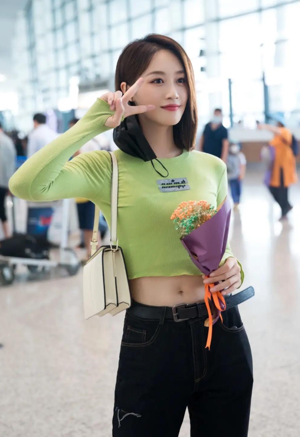 蓝盈莹长得还挺好看,绿色上衣配黑裤,大秀小蛮腰,又瘦又美又青春!