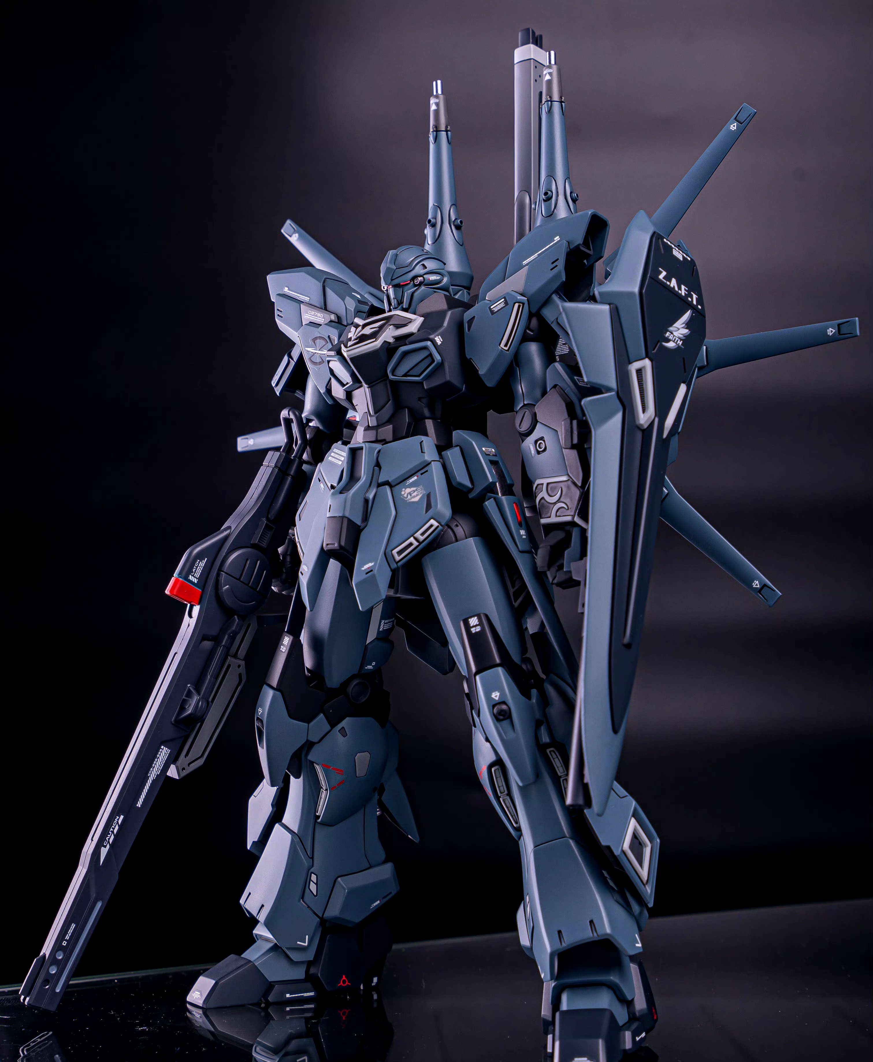 将原石新安洲安装了传说高达的背包与武器