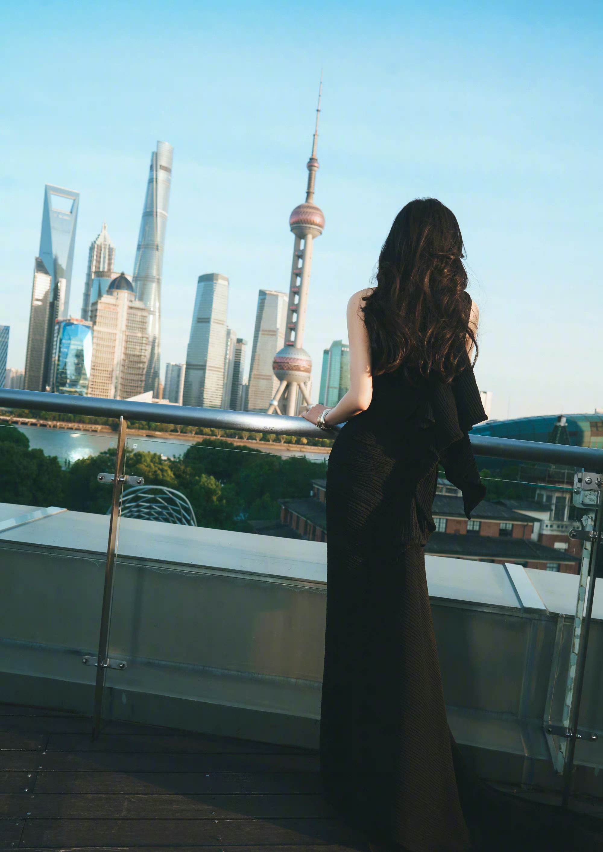 唐嫣的背影杀好迷人呀!整个人自信大方,优雅迷人,气质绝佳!