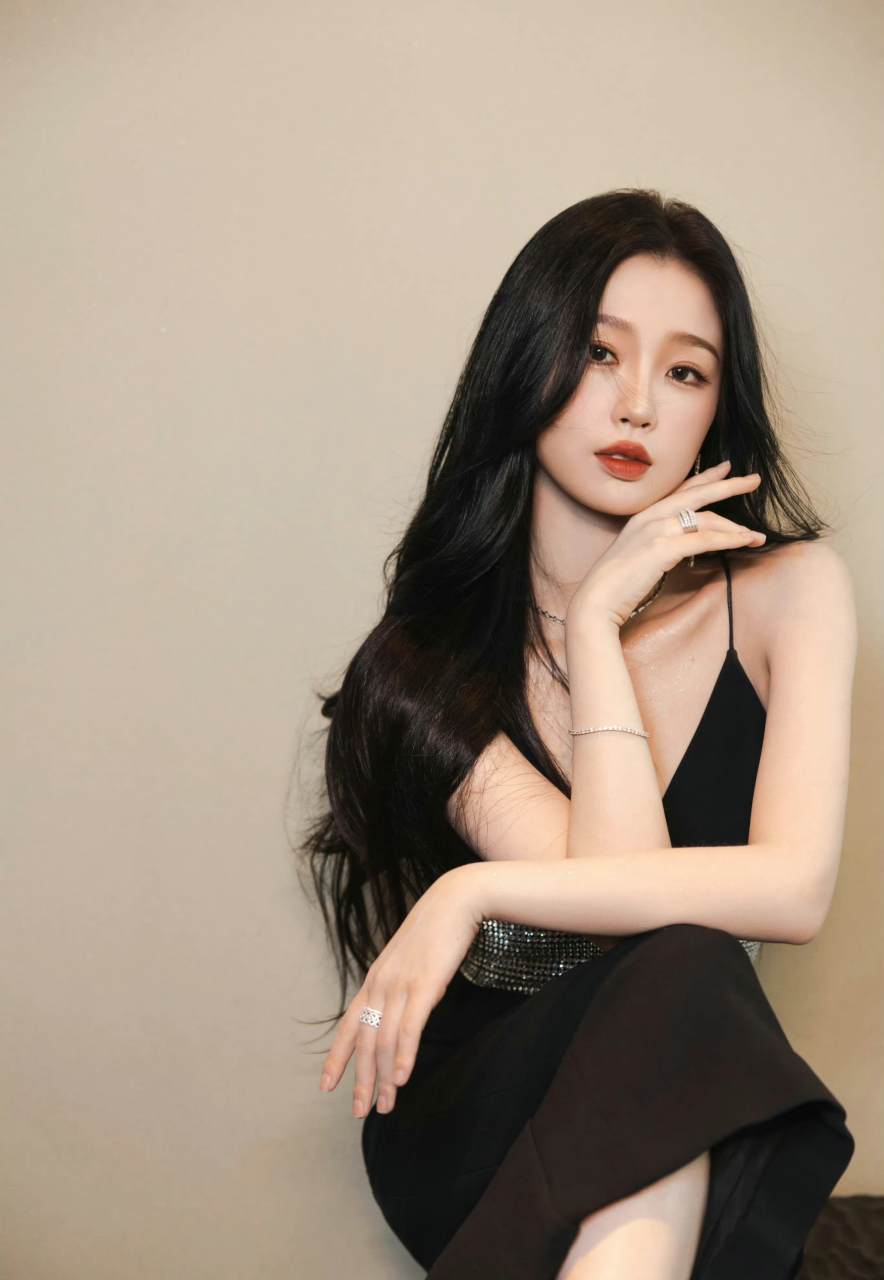 虞书欣,黑色深v吊带裙,性感迷人