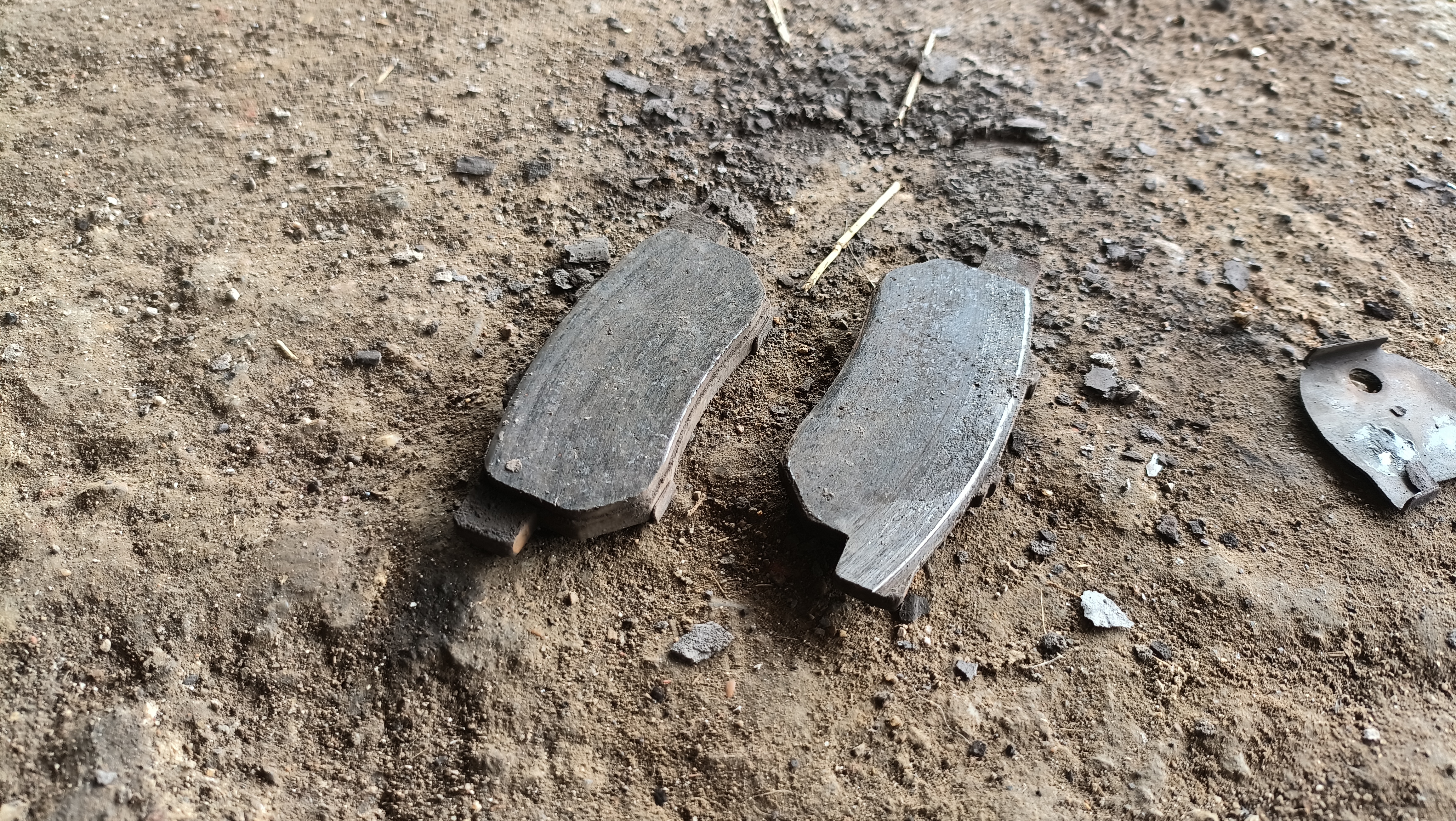 肉眼就可以观察刹车片什么时候该更.@木乐小灵的动态