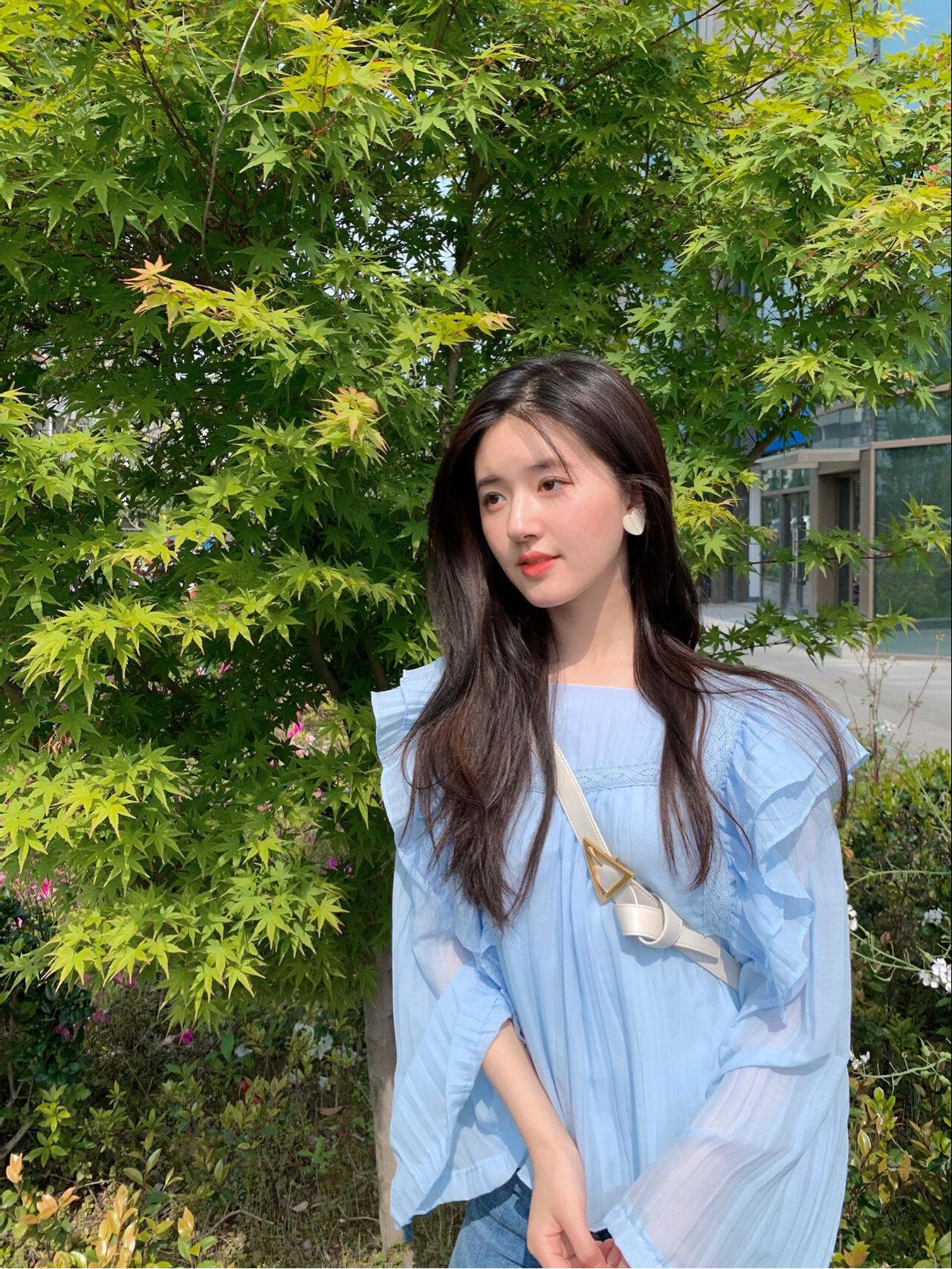 赵露思春日穿搭好美好甜呀,笑起来甜美可爱阳光的女孩子