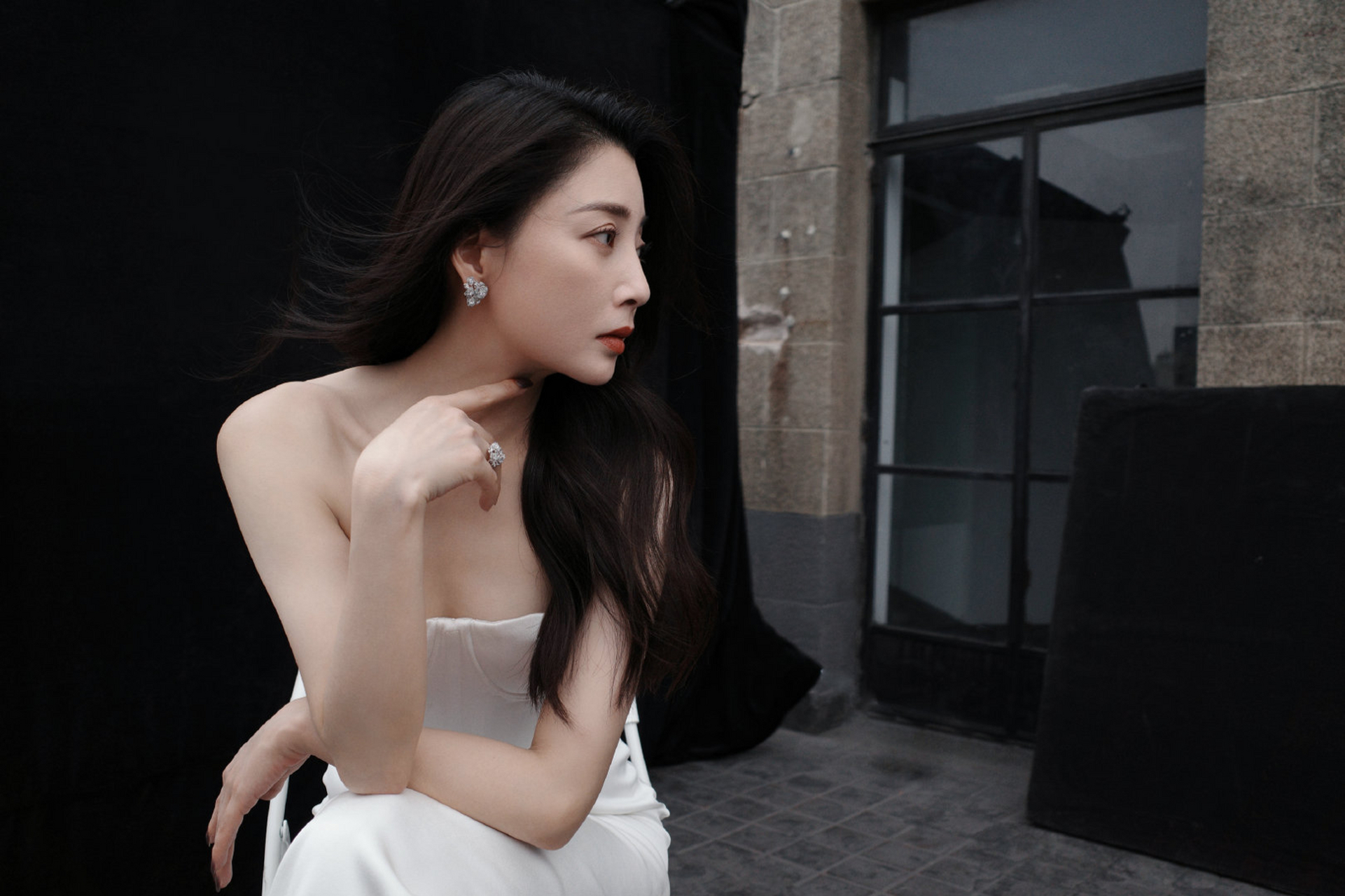 殷桃抹胸白裙写真组图,宛如仙子下凡,完美身材曲线尽显优雅!