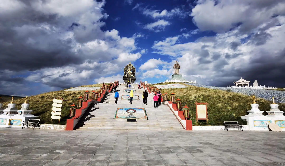 青海省果洛州玛沁县.它是一座著名的雪山,被视为神山.