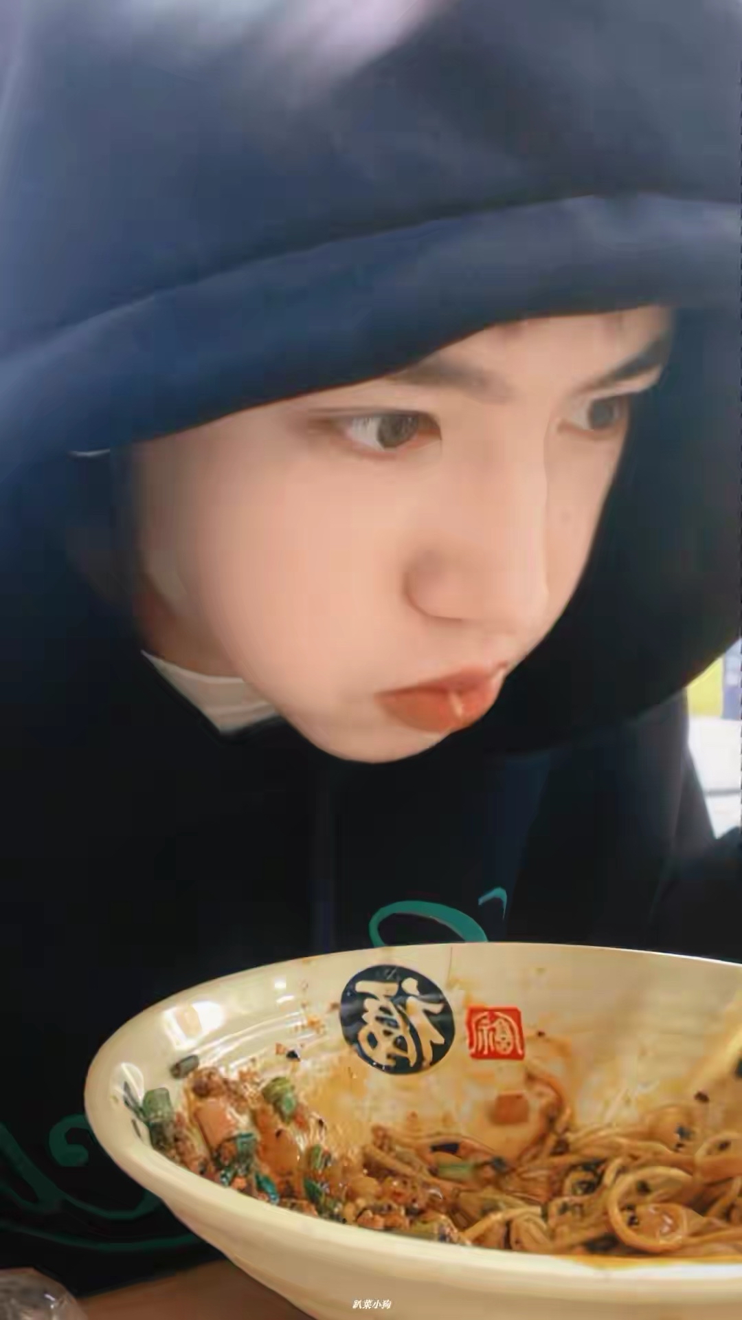 演员陈哲远直播素颜吃面,吃着重庆豌杂面和肥肠面看起来太香了!